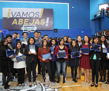 entregan-tabletas-estudiantes-universidad-guanajuato-ug-