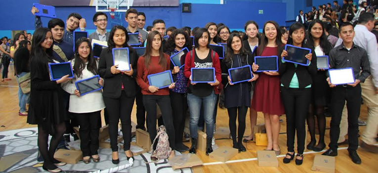 entregan-tabletas-estudiantes-universidad-guanajuato-ug