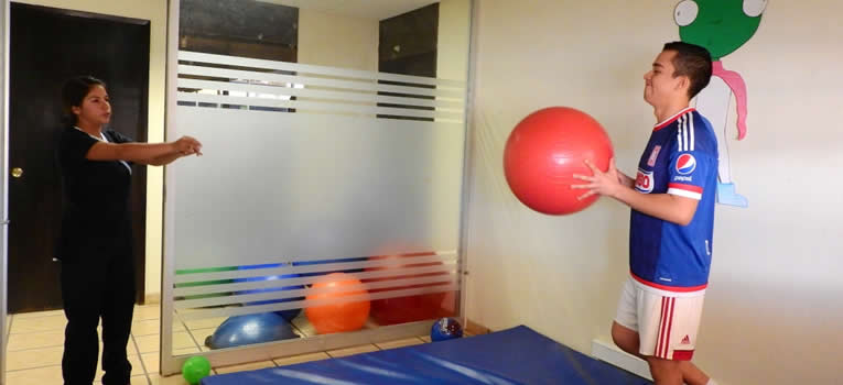 alumnos-ug-ofrecen-terapia-fisica-ug-ugto