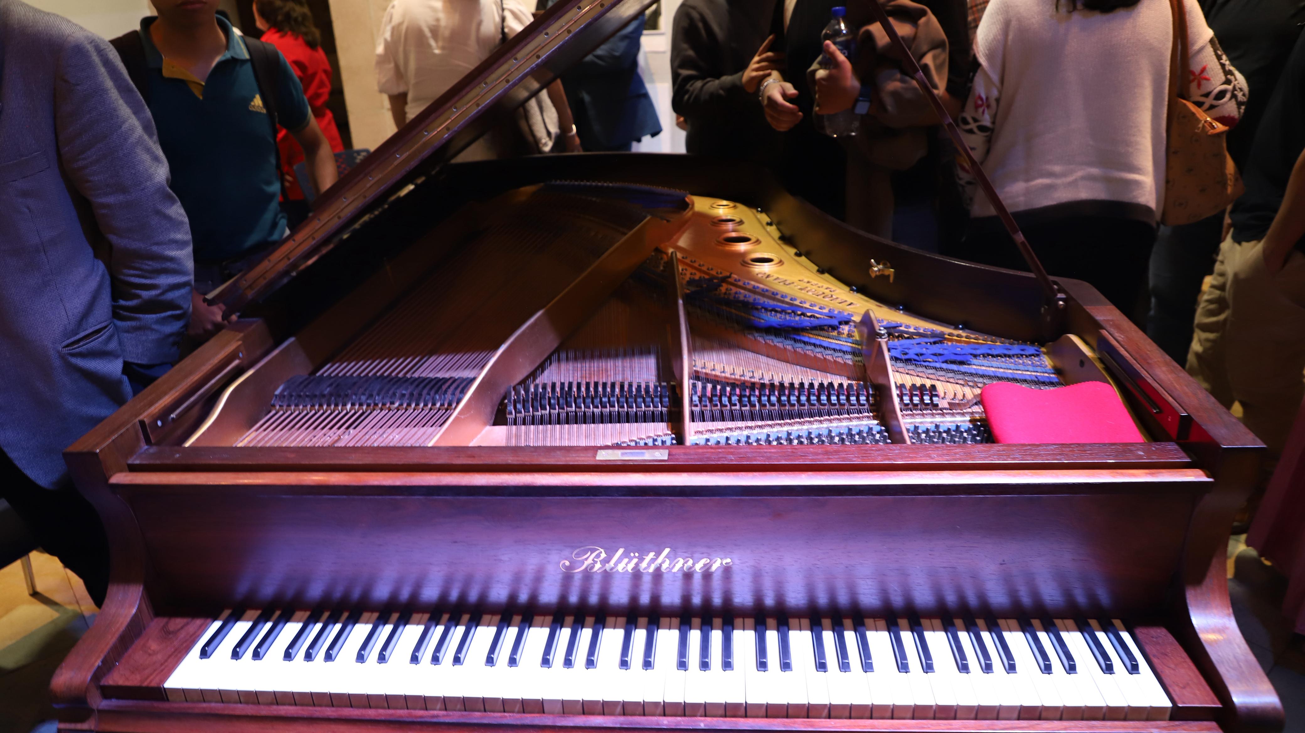mug piano baby grand blüthner 1