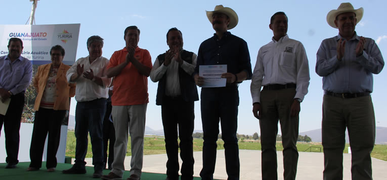 ug-colabora-en-proyecto-para-controlar-lirio-acuatico-en-laguna-de-yuriria-ugto