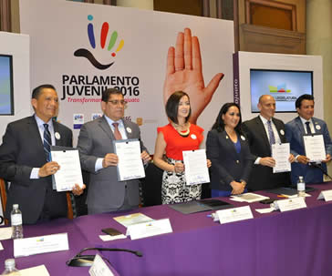 firma-ug-convenio-interinstituciomal-para-el-desarrollo-del-parlamento-juvenil-2016-