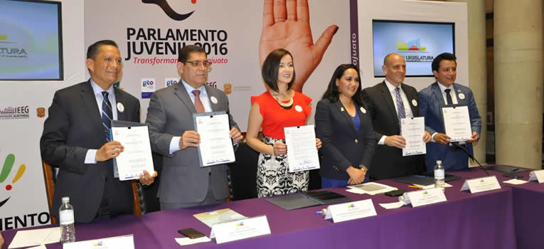 firma-ug-convenio-interinstituciomal-para-el-desarrollo-del-parlamento-juvenil-2016