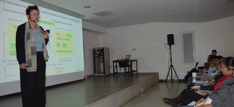 dra-alemana-imparte-en-ug-seminario-de-cumplimiento-de-normas-iso-en-inocuidad-alimentaria-ug-ugto