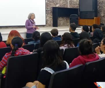 dialogan-estudiantes-con-investigadora-en-matematicas-ug-ugto-