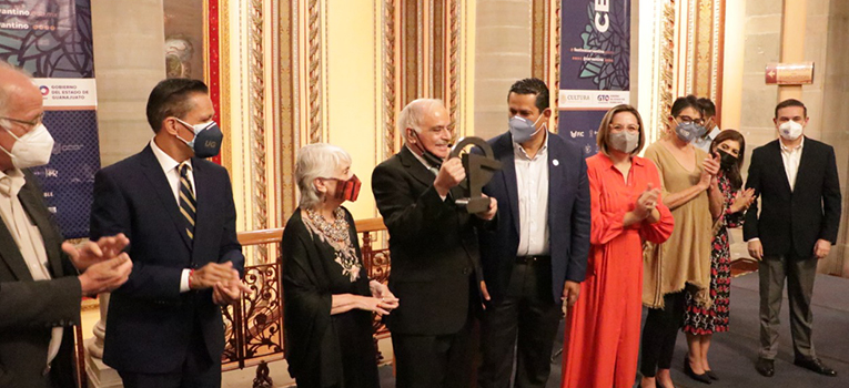 homenajean-dramaturgo-miguel-sabido-presea-cervantina-ug-ugto-