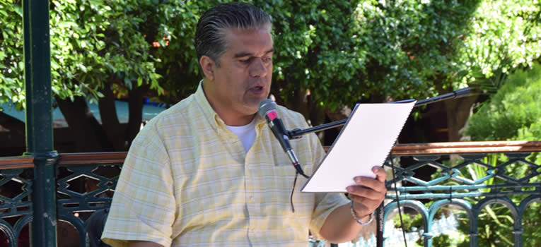 Profesor de la ENMS lleva la voz del Quijote a las calles de Guanajuato | Universidad de Guanajuato (UG, UGTO) caballero-ilustre-lectura-universidad-guanajuato-ug-ugto