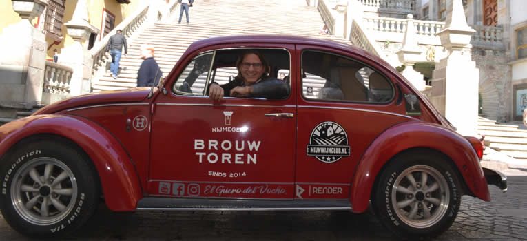 egresado-ug-recorre-el-pais-en-vocho-ug-ugto