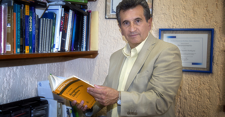 crean-modelo-matematico-que-describe-aberraciones-en-los-ojos-del-mexicano-eduardo-tepichin-rodriguez
