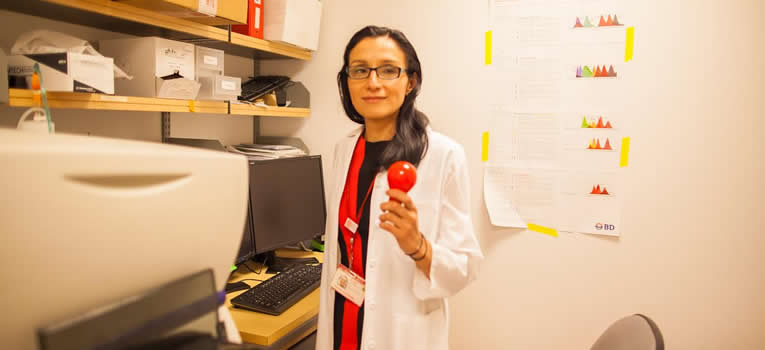dra-monica-guzman-usa-su-laboratorio-para-combatir-a-la-leucemia-ug-ugto