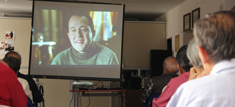 ug-lleva-cine-a-albergue-adultos-mayores-ugto