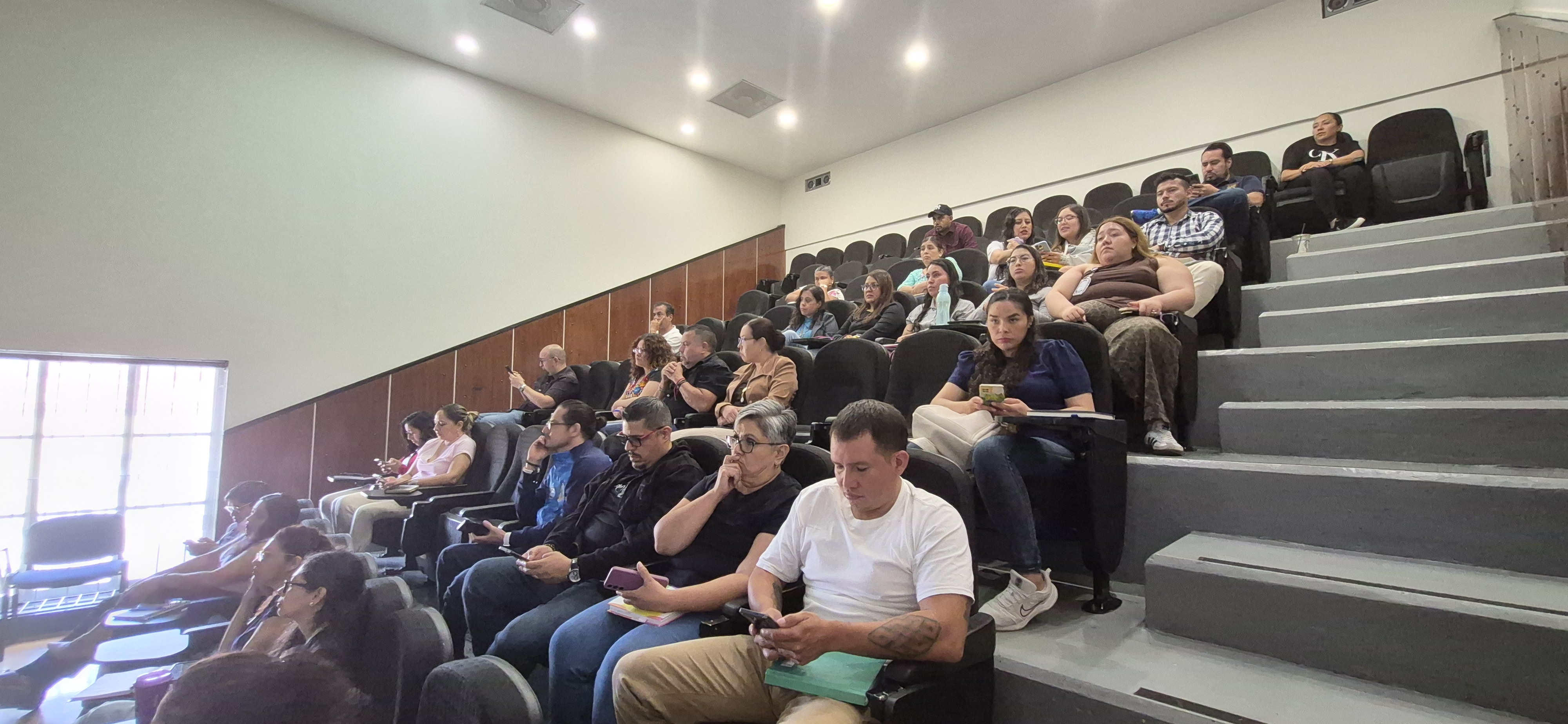 Personal administrativo de la UG recibe capacitación sobre emergencias por mordeduras y picaduras de insectos ponzoñosos